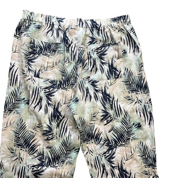 Chico’s Luxe Leaves Linen Saba Capri Pants - Picture 5 of 9